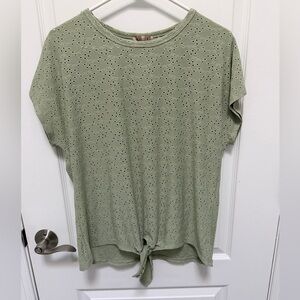 Lavish Women’s Sage Eyelet Short Sleeve To,Size XL, Tie accent at hem
